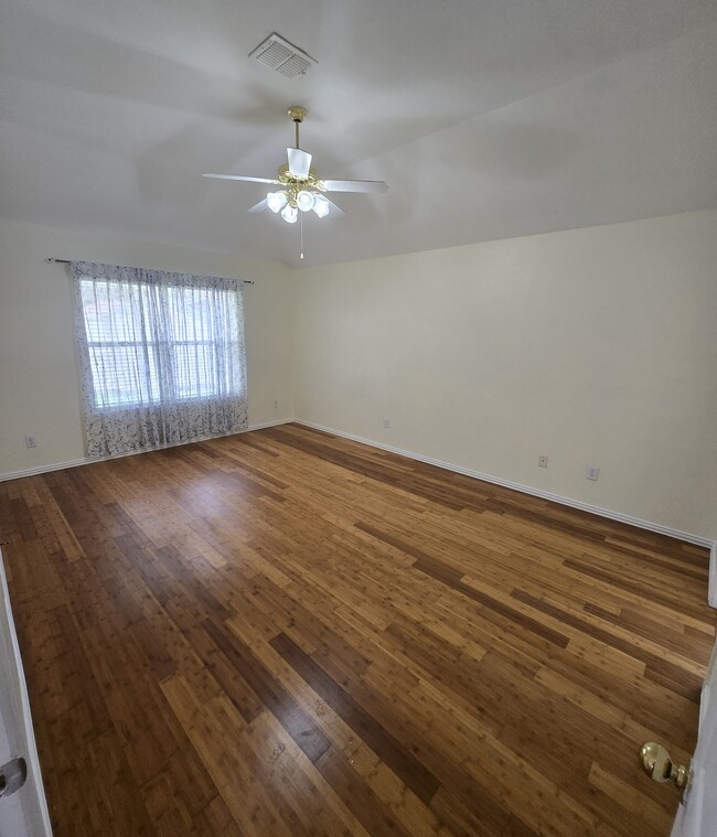 Building Photo - 5705 Seneca Dr