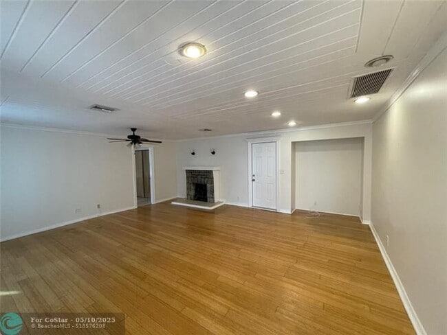 Building Photo - 550 SW 14th Ave