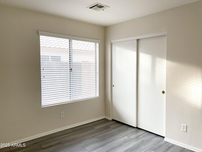 Building Photo - 6926 W Via Del Sol Dr