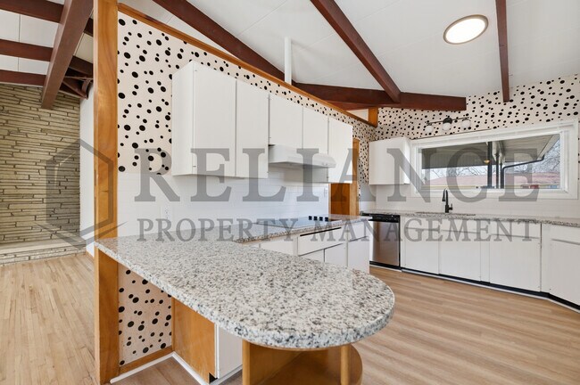 Building Photo - 2541 W Benjamin Dr