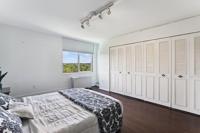 Building Photo - Great 2 Bedroom 2 Bath in Van Ness DC!