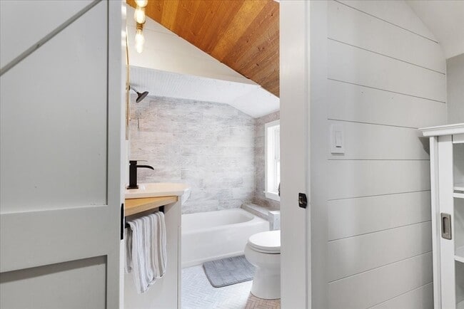 Building Photo - 39 Burley St