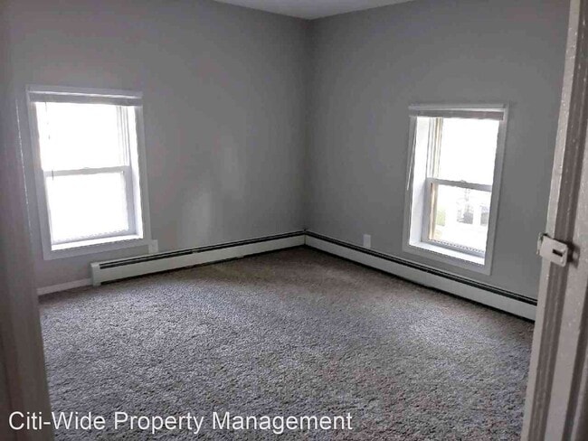 Building Photo - 4 br, 1.5 bath House - 413 4th St NE