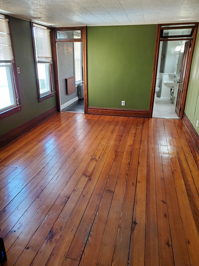 Building Photo - 18 E Main St