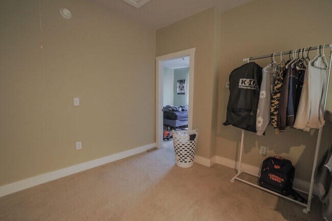 Building Photo - Quiet Apartment 2 Miles from Campus!