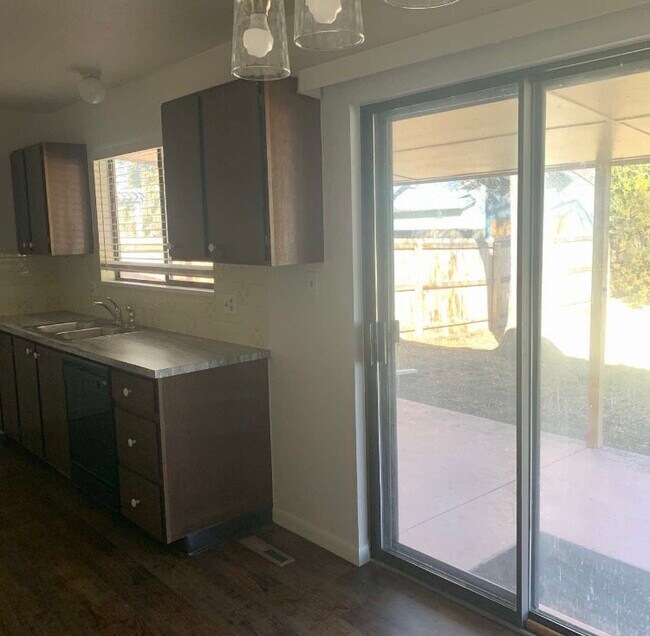 Building Photo - 818 Mansfield Dr