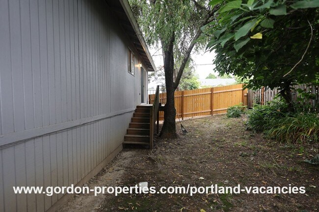 Building Photo - SE 15th Ave - remodeled 3 bedroom duplex w...