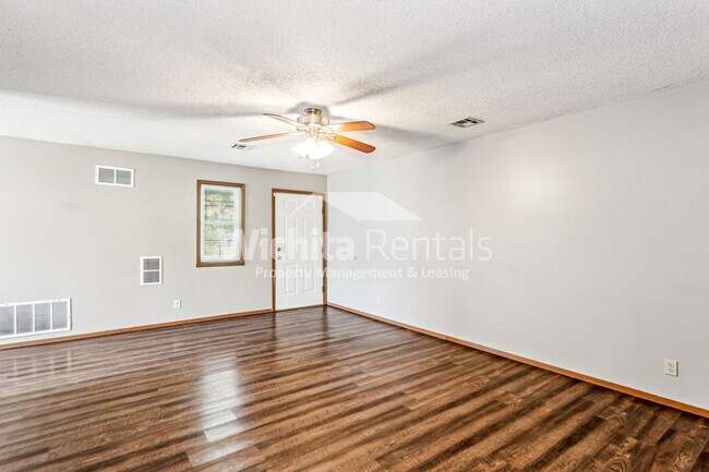 Building Photo - 3 Bedroom 2 bath duplex - Derby