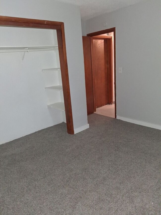 Building Photo - One bedroom Maplewood off Stillwater