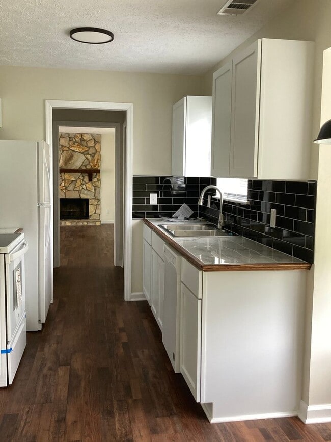 Building Photo - All new interior and exterior! Move in ready!