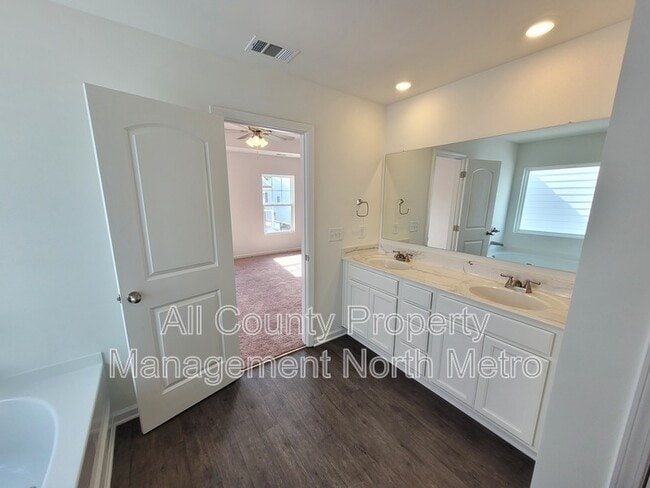 Building Photo - 18 Berry Dr