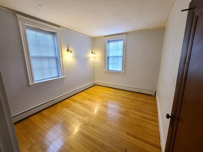 Building Photo - Beautiful unit with amazing Newtonville location available 9/1/26