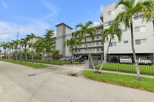 Building Photo - 900 SW 84th Ave
