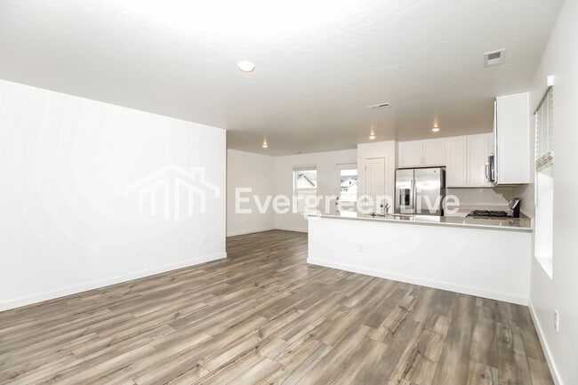 Building Photo - 324 Lightning Ave