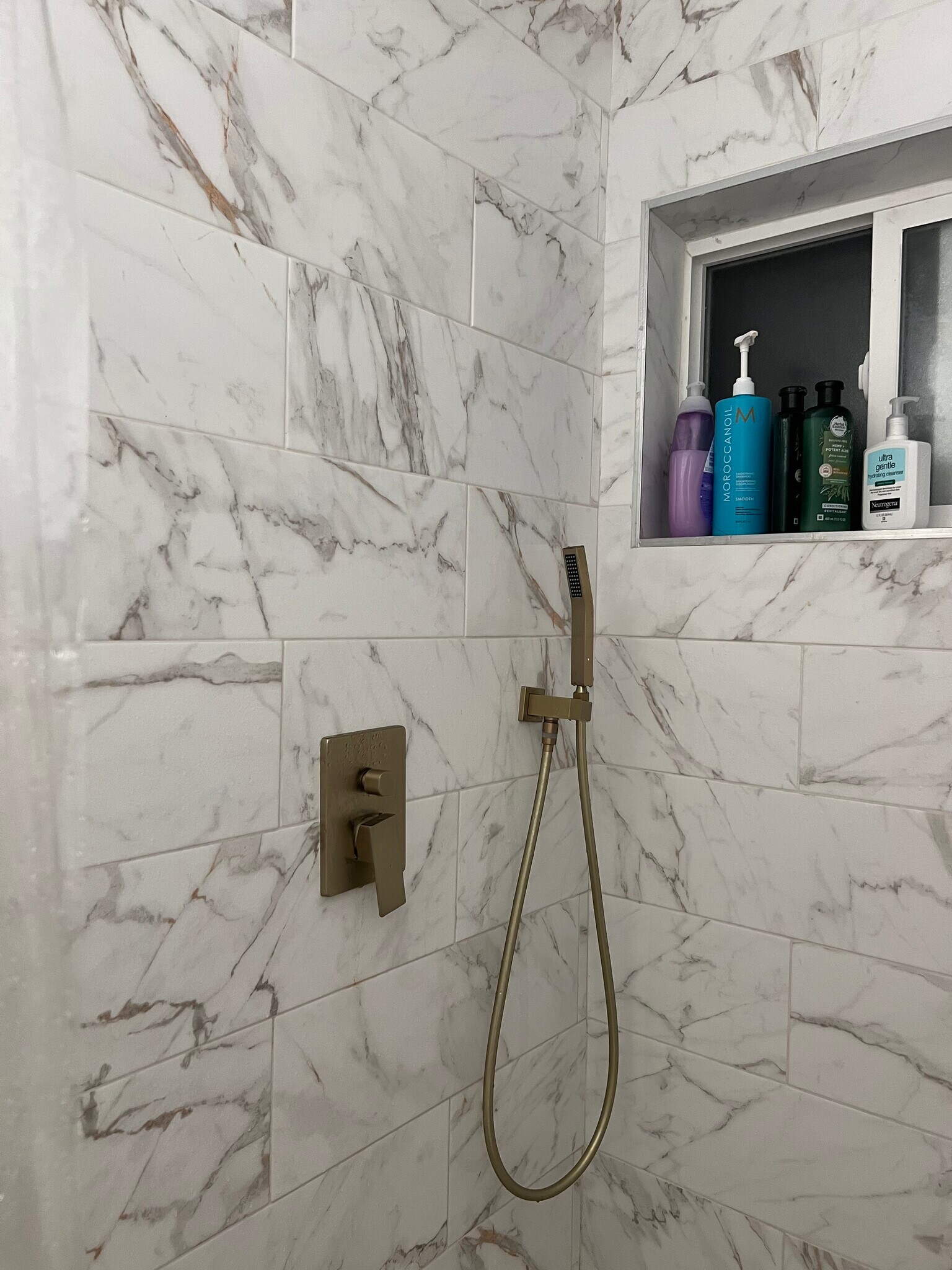 Shower - 3943 Ingraham St