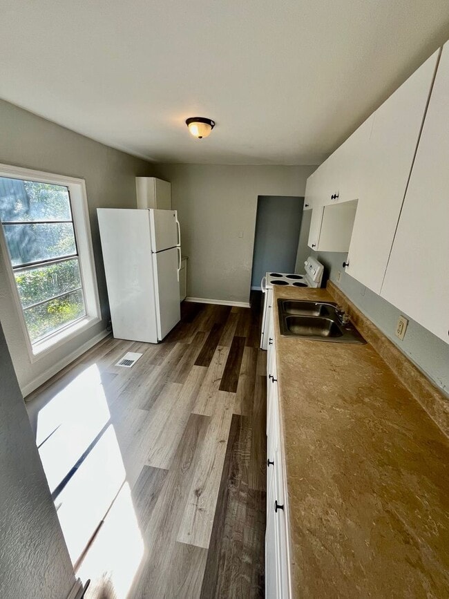 Building Photo - 3BR/1BA with HUGE Backyard, LVT Wood Floor...