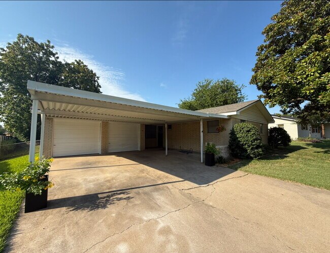 Building Photo - 109 Redbud Cir