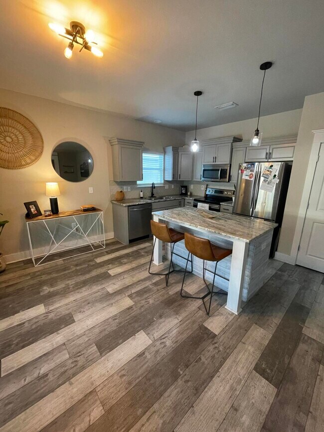 Building Photo - 105 1st St