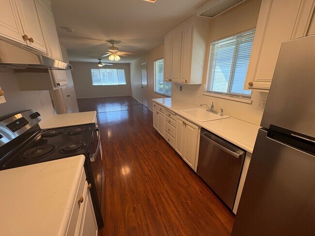 Building Photo - 2 bedroom condo is central location near e...
