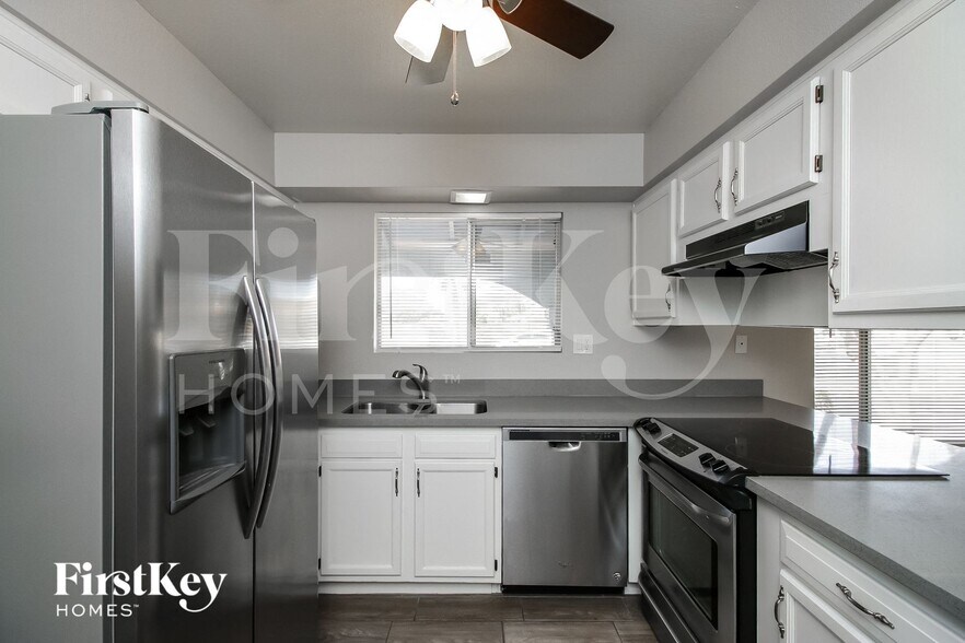Building Photo - 5909 S Palm Dr