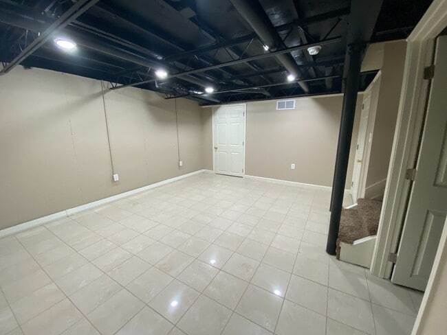 Building Photo - 4805 Spatz Ave