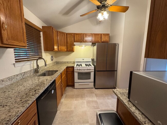 Building Photo - Gorgeous 4 Bed 3 Bath Home Sitting On Spac...