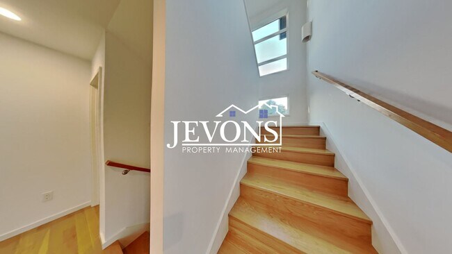 Building Photo - 5BR/4.5BA House in Seattle -- Available Now!