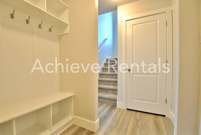 Building Photo - Beautiful End-Unit Townhome | Premium Location Near USU