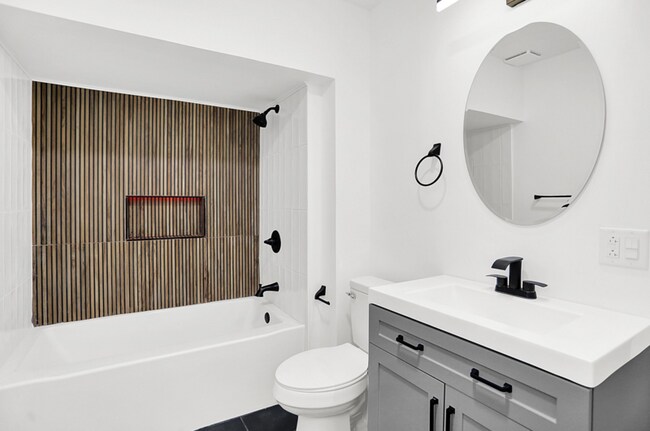 Building Photo - 2212 S Delawanda Ave