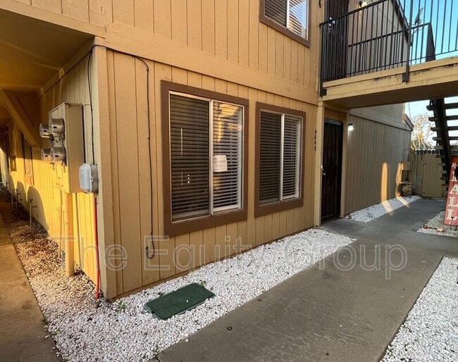 Primary Photo - 4042 W Meadow Ave