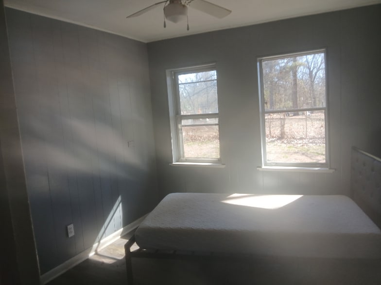 Building Photo - 106 S Davis St