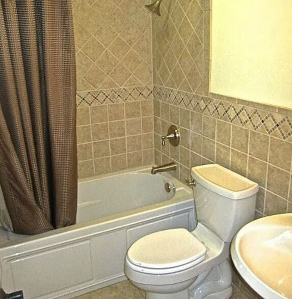 Building Photo - 65 Benthaven Pl