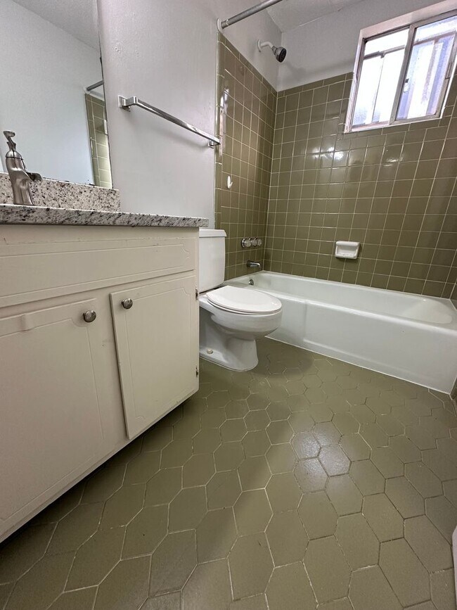 Building Photo - 3340 Pinewood Ave