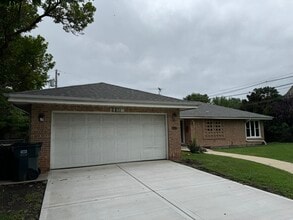 Building Photo - 6811 N Kenneth Ave