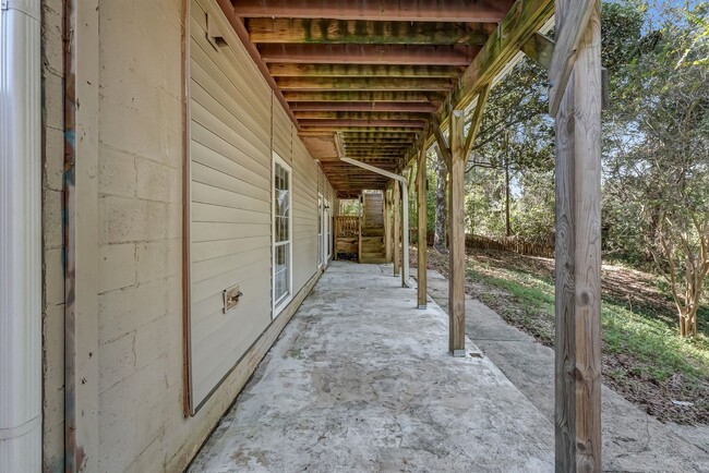 Building Photo - Private Walkout Basement Unit Overlooking ...