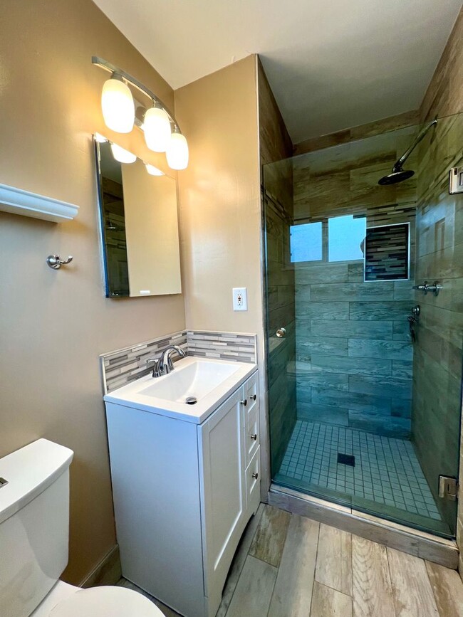 Building Photo - 4 Bedroom home available in Huntington Beach