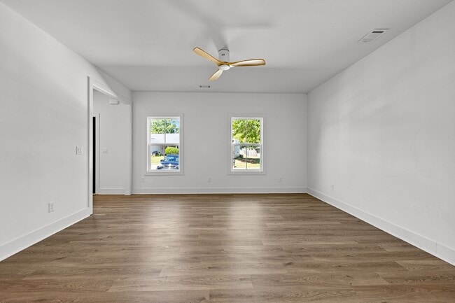 Building Photo - 3 Bedroom House Walkable to downtown Zebulon with Lawncare included!