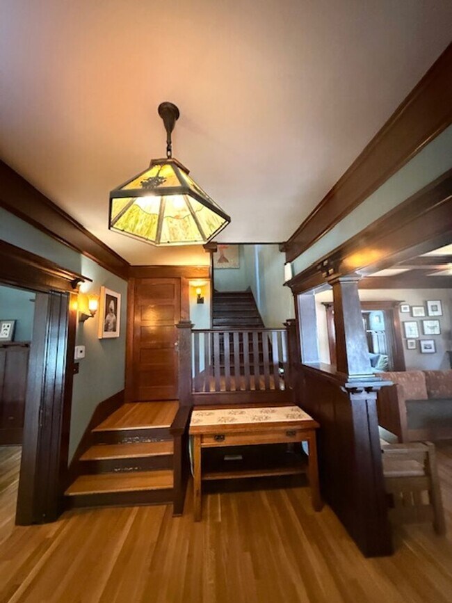 Building Photo - Furnished Craftsman Home - Pool, Entertain...