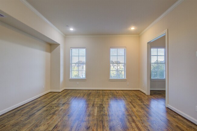 Building Photo - 9627 Fannin Station W