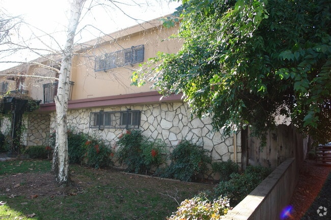 Primary Photo - William Tell Apartments