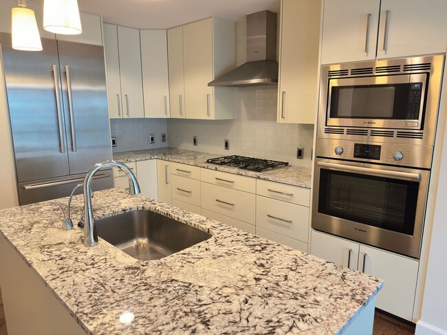 Building Photo - Stunning 2 bed (Primary bedroom + den w/cl...
