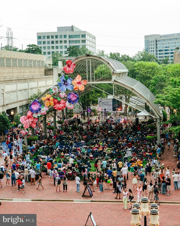 Building Photo - 2142 Capstone Cir