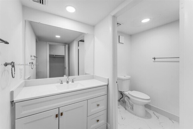 Building Photo - 10825 SW 112th Ave