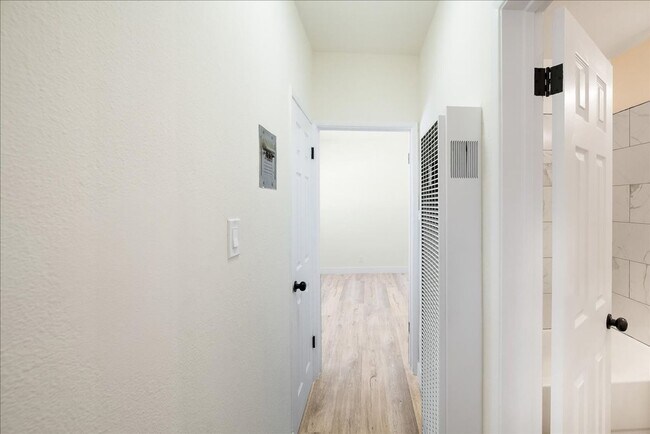 Building Photo - BELLA APARTMENTS: Beautiful 1 Bed - 1 Bath...