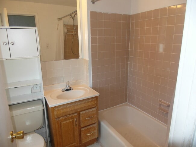 Building Photo - 3 Bedroom, 1.5 Bathroom Quadra-Plex