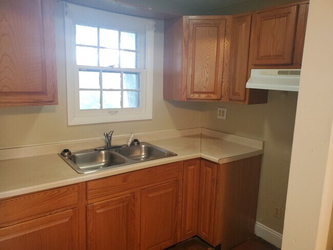 Building Photo - Three Bedroom Two Bathroom Three Fireplaces