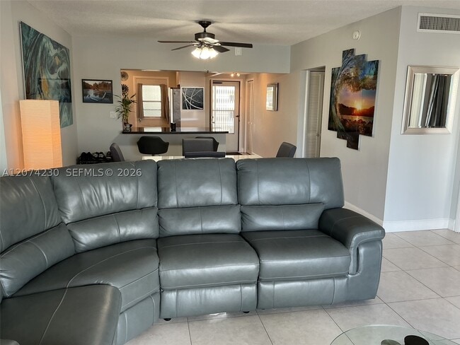 Building Photo - 400 Golden Isles Dr