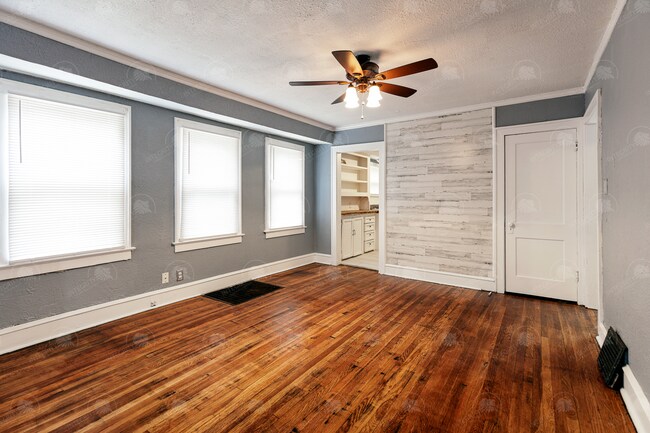 Building Photo - Charming and cozy house in historic East S...