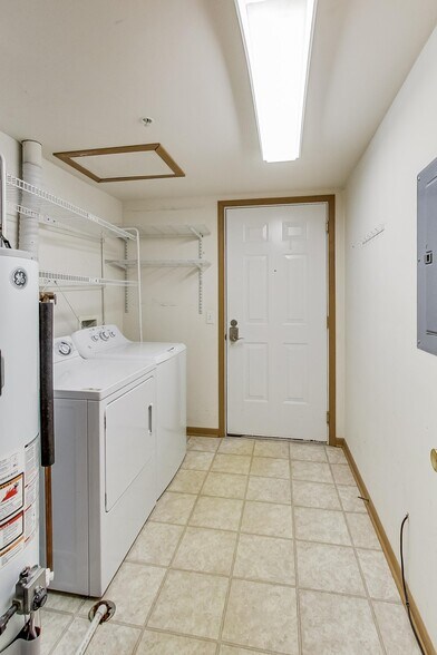 Building Photo - 16600 Liberty Cir