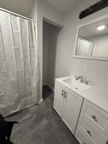 Main bathroom - 1658 Echo Ct